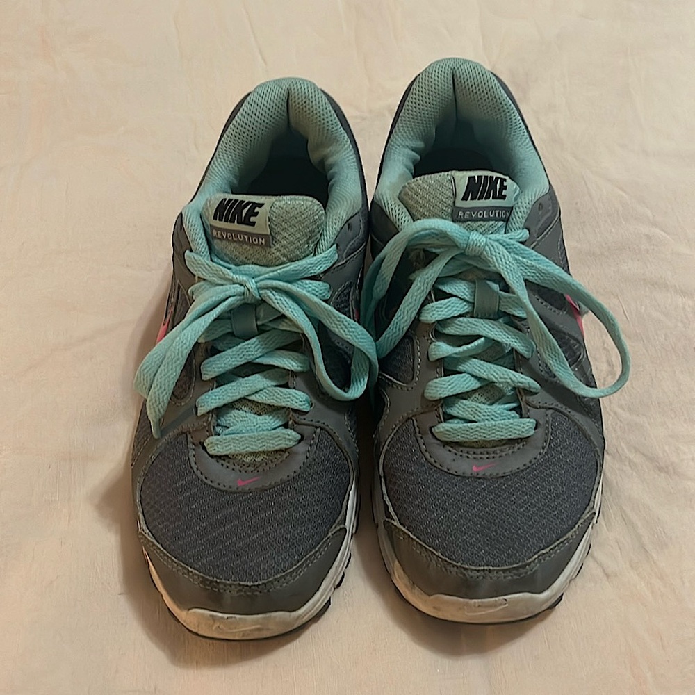 NIKE / Size 7 / Running Shoes